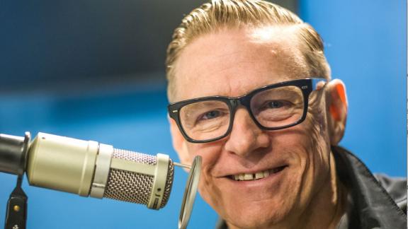 Bryan Adams dà il via al Natale: il video