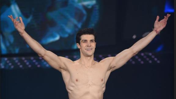 Roberto Bolle danza sulle note di Blu Celeste: l'emozionante video
