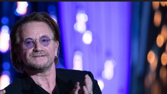 Bono festeggia a Napoli il compleanno con la sciarpa dello scudetto: tutte le foto