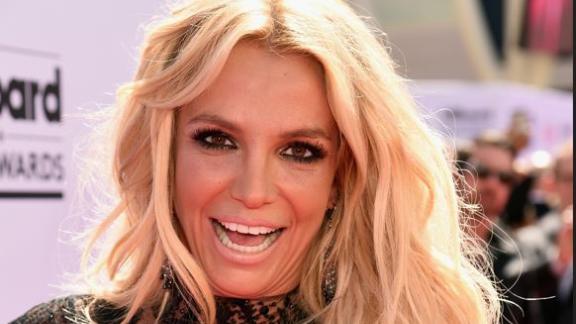 Britney Spears scrive la sua autobiografia e minaccia: guai se non vi piace!
