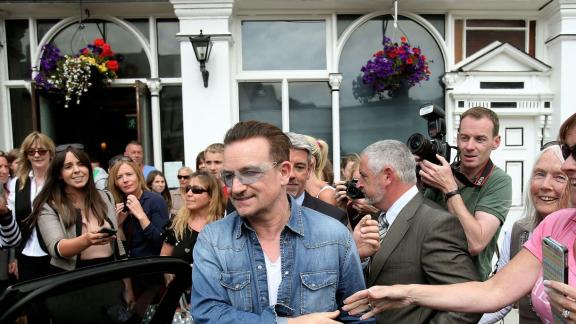 Bono suona a sorpresa in un pub di Dublino: il video