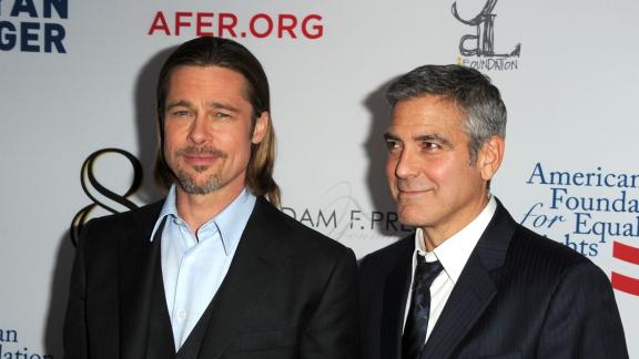 Brad Pitt e George Clooney sorpresi sul set: le foto
