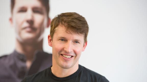 James Blunt irresistibile: al concerto in canotto e in auto con The Kolors. I video