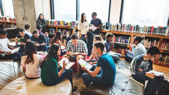 La biblioteca umana dove le persone raccontano la propria storia contro i pregiudizi