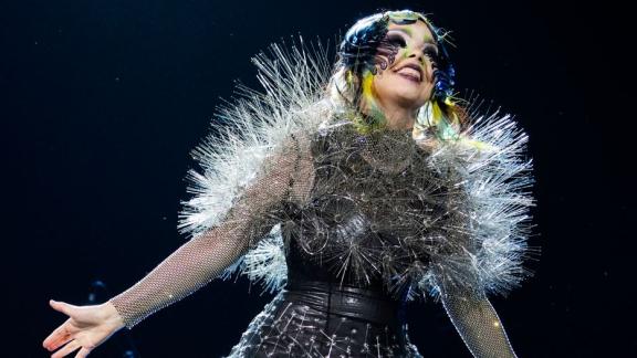 Björk regala uno show magico, accompagnata da oltre 800 droni: il video