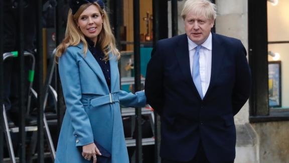 La Regina Elisabetta consola la fidanzata in lacrime di Boris Johnson
