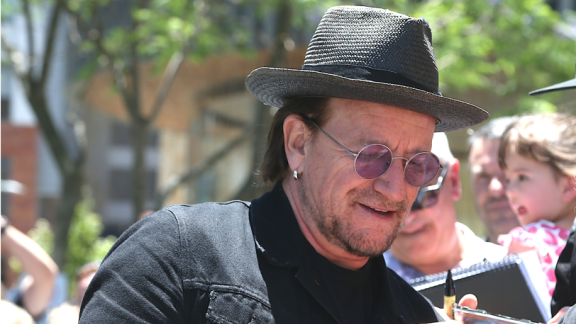 Bono al bar a Bologna... ma è un sosia