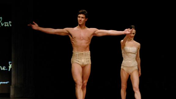 Roberto Bolle fa danzare ucraini e russi in una performance memorabile