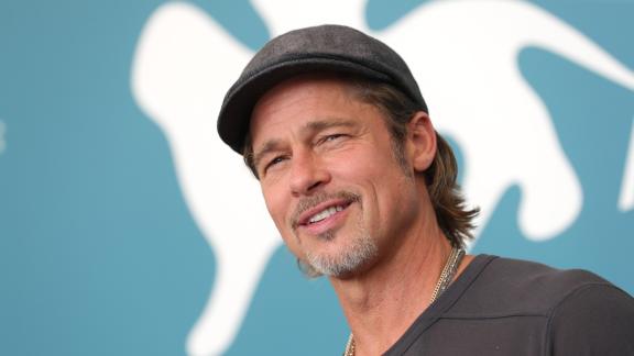 Brad Pitt agli Oscar con il suo champagne