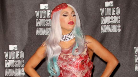 Lady Gaga finalmente racconta la storia del suo incredibile abito di bistecche