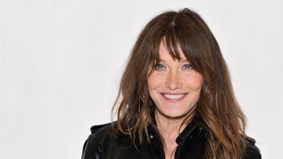 Carla Bruni va in battaglia contro la bellezza finta