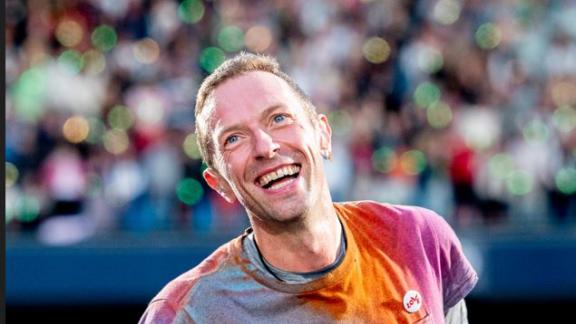 Chris Martin a Napoli si gode la pizza : le foto