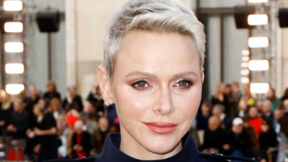 Per la Principessa Charlene un nuovo impegno. E un nuovo look