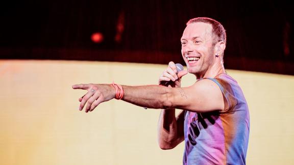 Chris Martin regala cinque biglietti del suo show a una fan italiana truffata