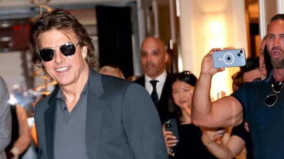 Tom Cruise indossa una parrucca