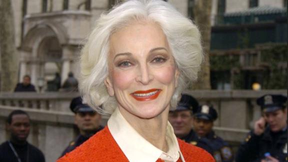 In posa senza veli a 91 anni: la lezione meravigliosa di Carmen dell'Orefice