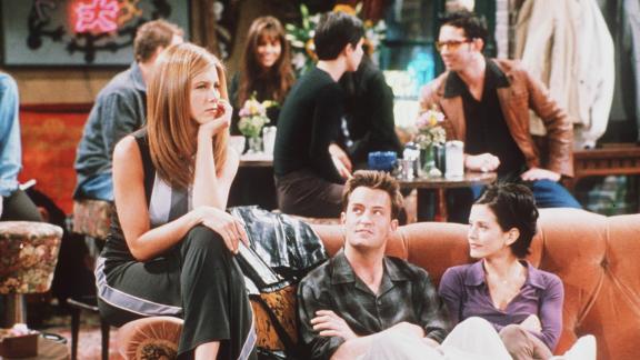 Courteney Cox torna nel bar di Friends. E serve i turisti