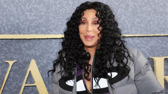 Cher non ha dubbi: anche a 80 anni indosserà i jeans e terrà i capelli lunghi