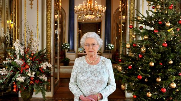 La Regina Elisabetta e quel grande albero di Natale per esorcizzare tutto il dolore