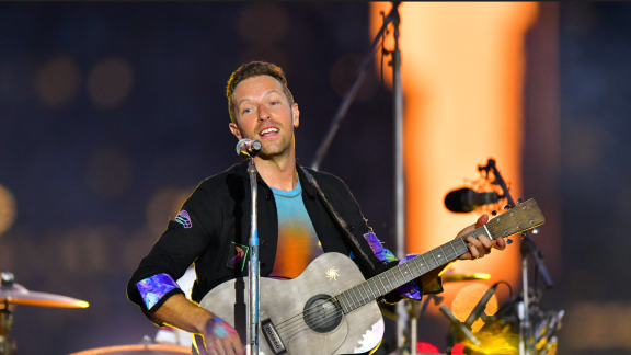 Chris Martin e Dakota Johnson: il video del concerto a sorpresa in un pub