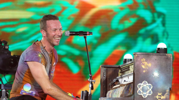 Chris Martin in un meraviglioso duetto con la fan: il video