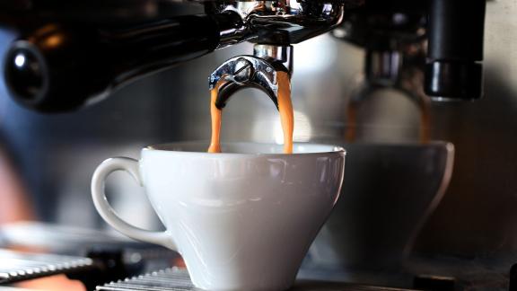 Il caffè nella tazzina di plastica è buono come quello in tazza di vetro? La risposta
