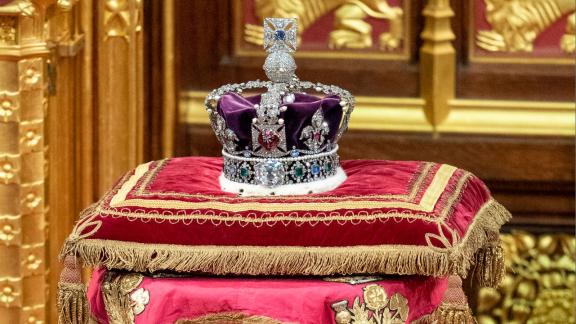  La protesta del guidatore a cui ritirano la patente: devo organizzare l'incoronazione di Re Carlo!