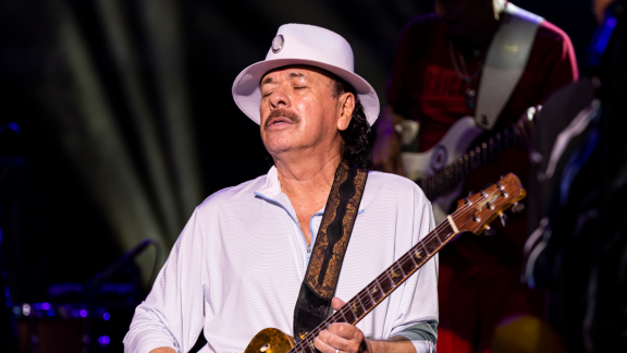 Carlos Santana sviene durante un concerto: paura per l'artista