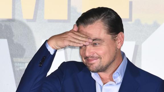 Leonardo DiCaprio visita gli Uffizi di Firenze con tutta la famiglia: foto e video