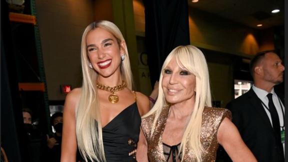 Dua Lipa e Donatella Versace disegnano una collezione di moda