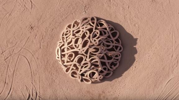 E' incredibile il museo d'arte sorto nel deserto!