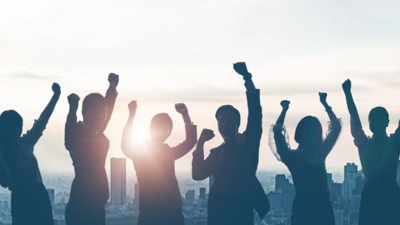 Imprenditore si taglia lo stipendio per aumentare quello dei dipendenti: profitti alle stelle