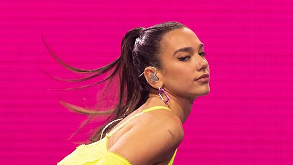 Dua Lipa innamorata della cucina italiana. E del pomodoro!