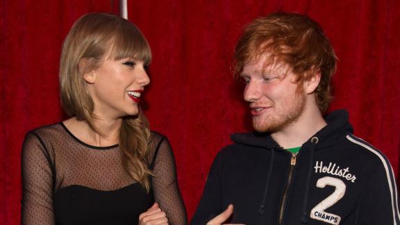 Taylor Swift al pub con Ed Sheeran. E nessuno la riconosce