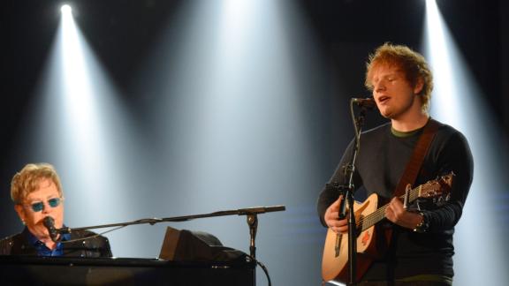 Elton John e Ed Sheeran rivelano la loro prima canzone natalizia: il video