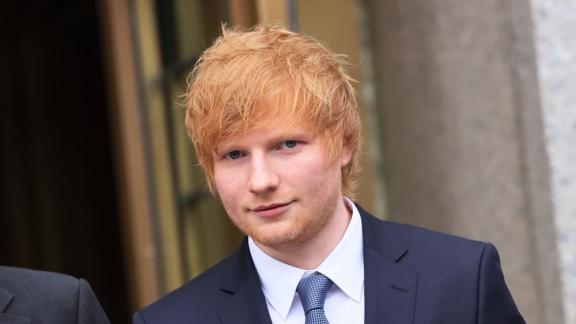 Ed Sheeran suona la chitarra in tribunale