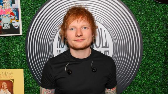 Ed Sheeran fa una scelta piccante: il video