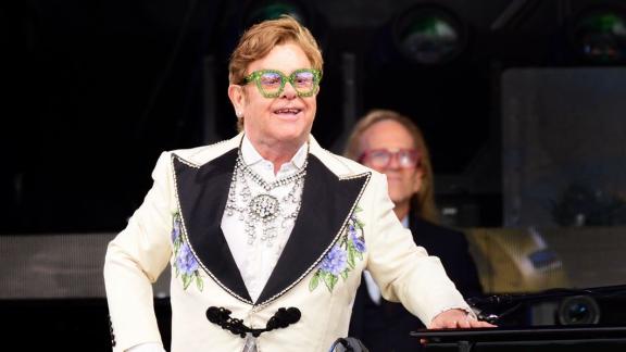 Elton John riceve un incredibile omaggio: il video!