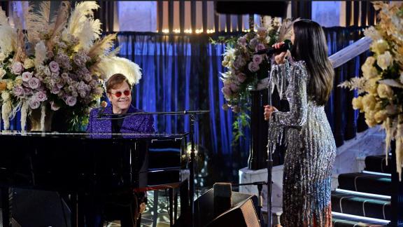 Elton John duetta con Dua Lipa: l'emozionante video di Los Angeles