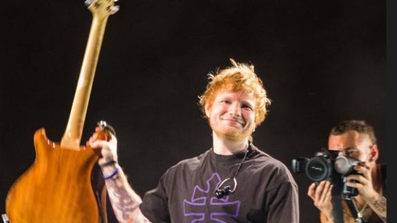 Ed Sheeran fa un meraviglioso regalo a un giovane fan: il video