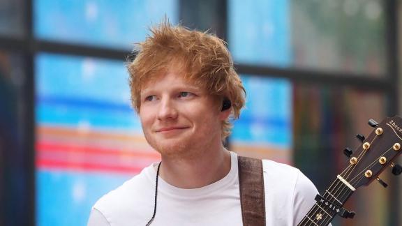 Ed Sheeran pizzaiolo per un giorno: il video