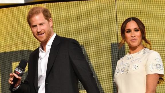 Harry e Meghan inseguiti dai paparazzi subiscono un incidente stradale