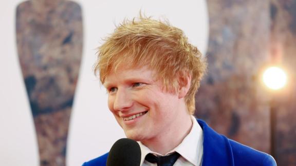 Ed Sheeran barista per una buona causa: il video