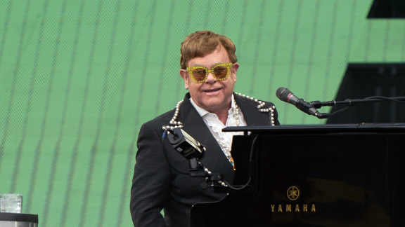 Elton John e il suo hoverboard benefico 