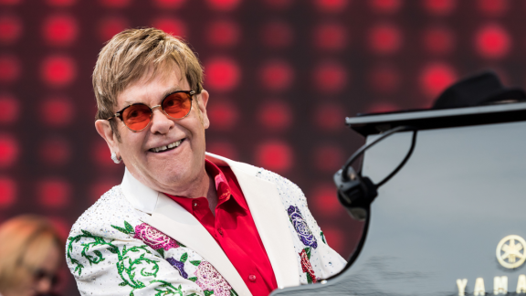 Elton John al ristorante canta svelando il duetto con Britney: il video