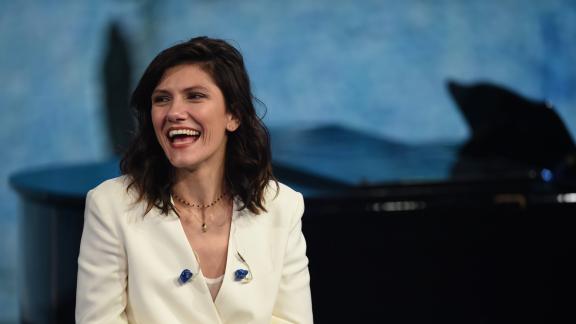 Elisa che canta le canzoni popolari è pura gioia di vivere