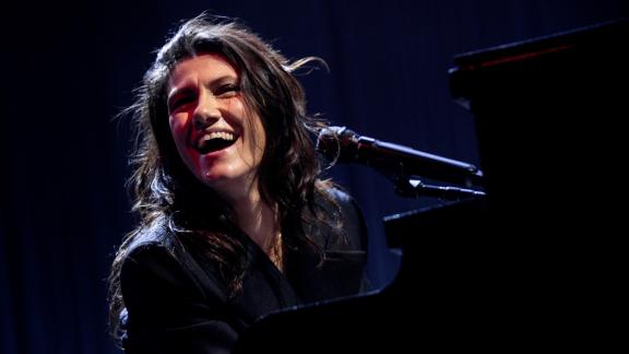 Elisa annuncia un nuovo singolo: il primo video