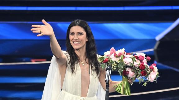 Elisa al piano canta O forse sei tu: il bellissimo video