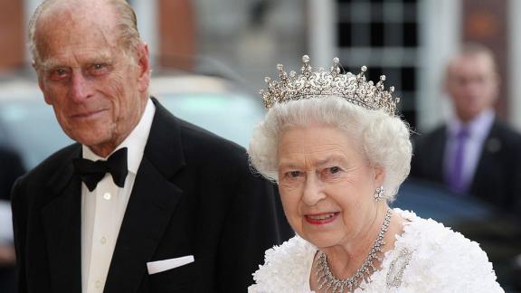 La Regina Elisabetta sarebbe pronta a lasciare il trono per accudire Filippo 