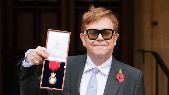 Elton John: il Principe Carlo gli concede una nuova onorificenza